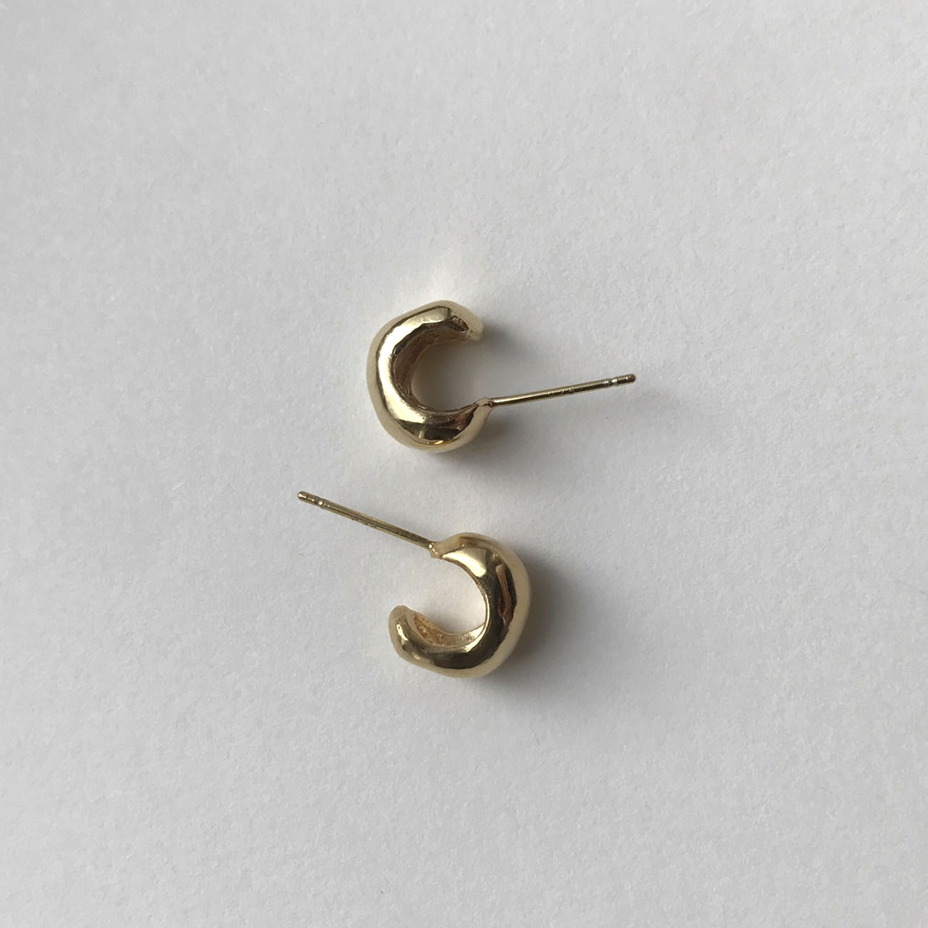 mini curve earring (gold ver.)