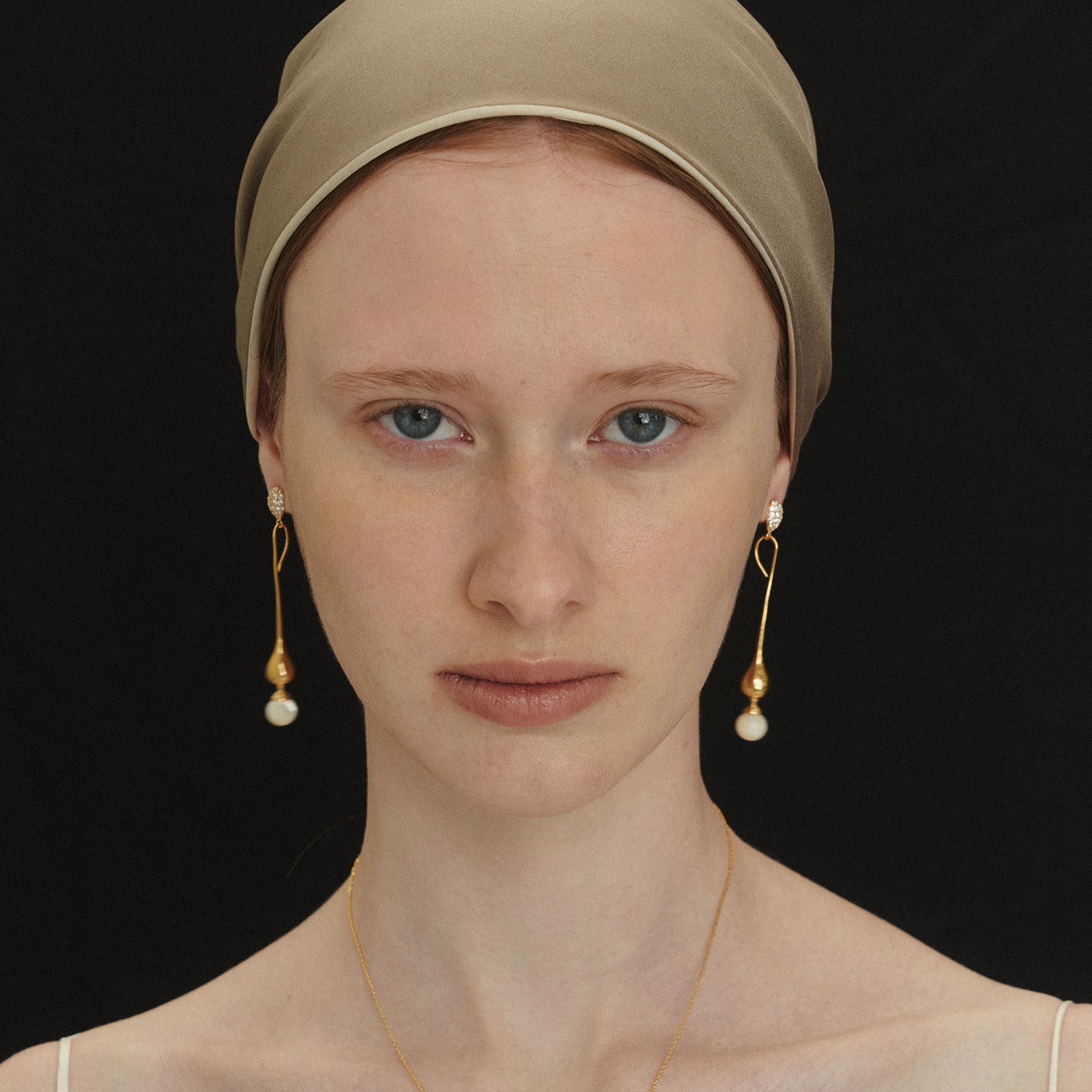 gold vase earring