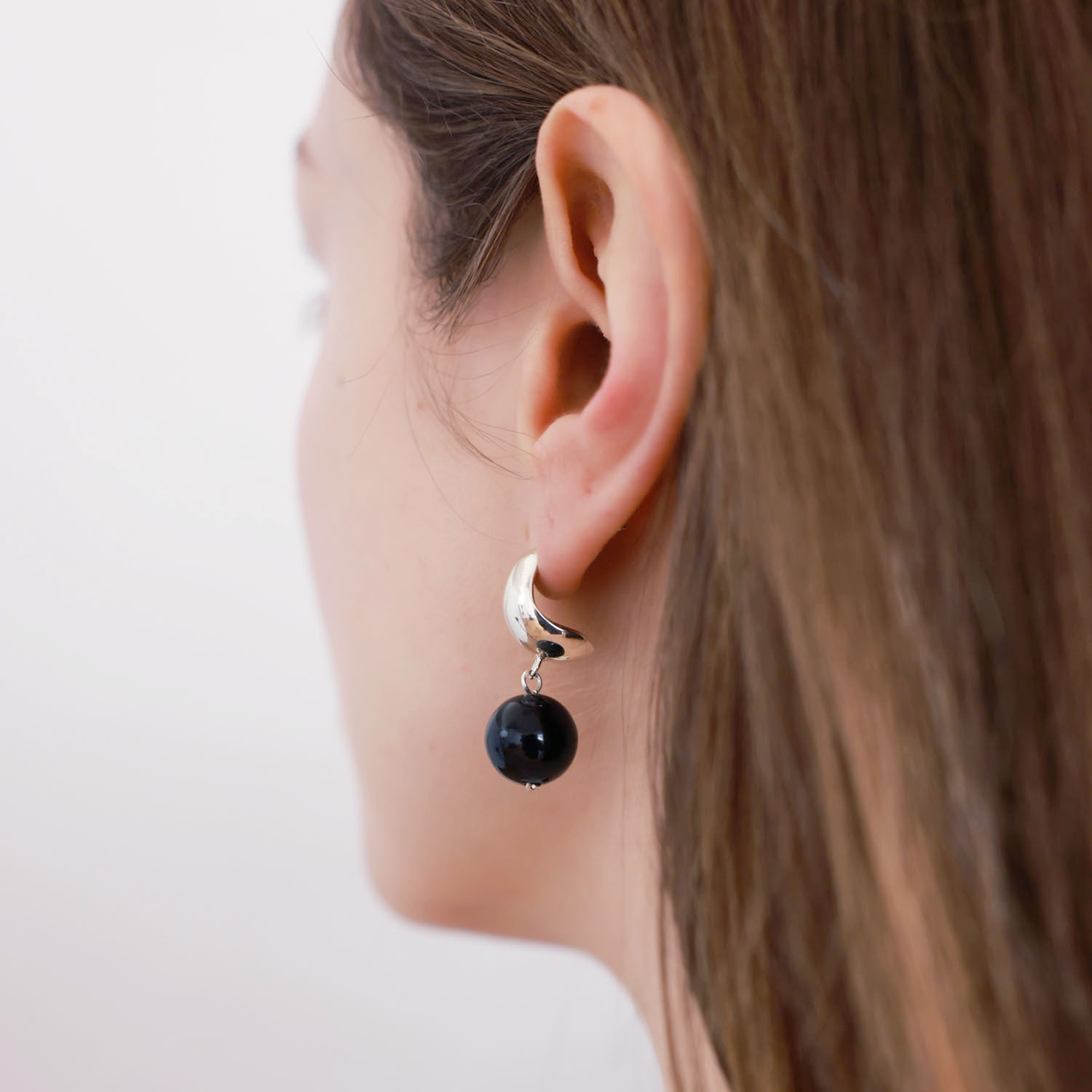 (에이핑크 남주 착용) black ball earring (2 colors)